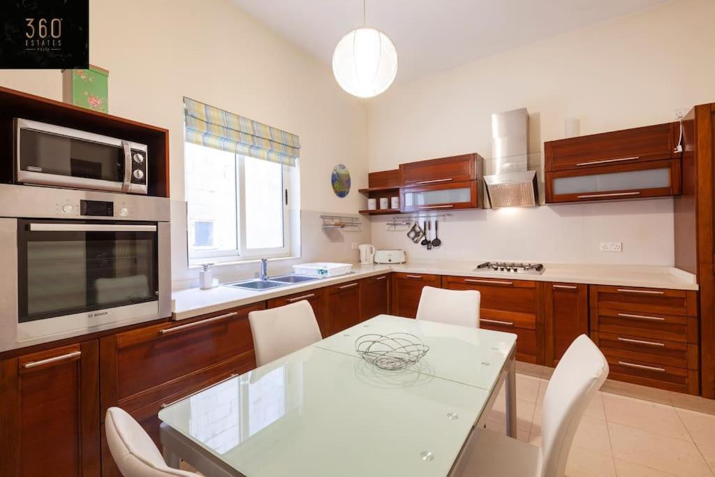 Beautiful, Typical Maltese 4Br Home With Roof Top By 360 Estates สลีมา ภายนอก รูปภาพ