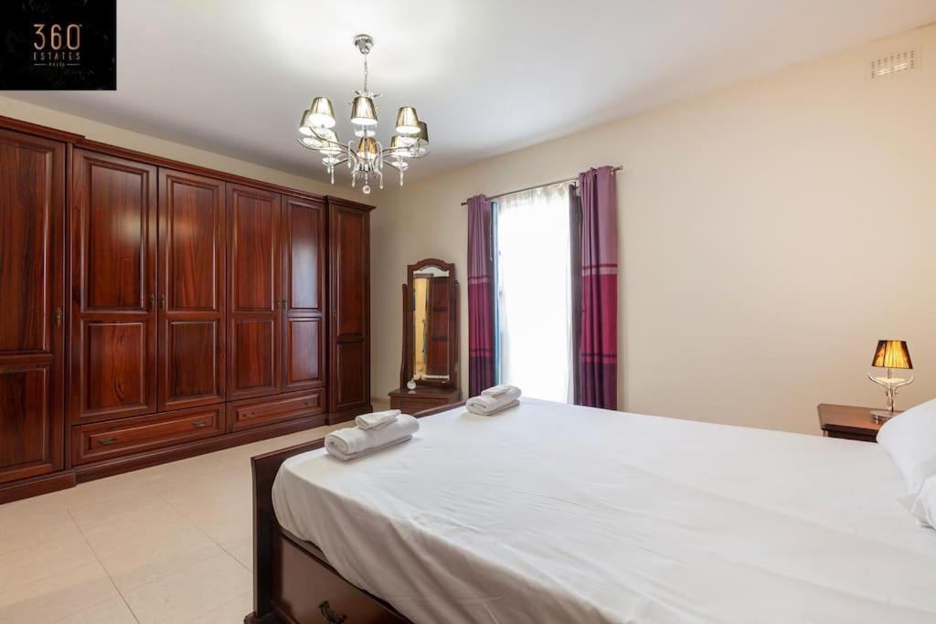 Beautiful, Typical Maltese 4Br Home With Roof Top By 360 Estates สลีมา ภายนอก รูปภาพ