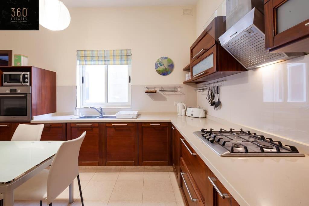Beautiful, Typical Maltese 4Br Home With Roof Top By 360 Estates สลีมา ภายนอก รูปภาพ