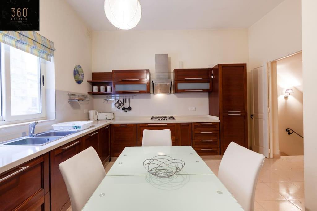 Beautiful, Typical Maltese 4Br Home With Roof Top By 360 Estates สลีมา ภายนอก รูปภาพ
